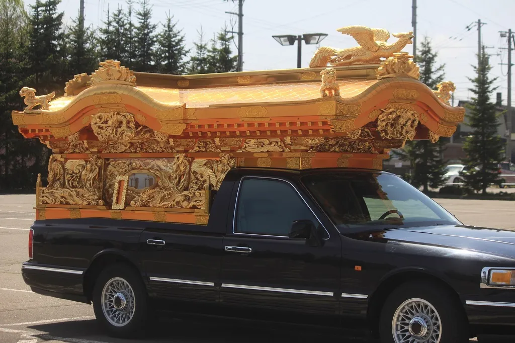 霊柩車ドライバーの仕事内容と必要な免許・年収