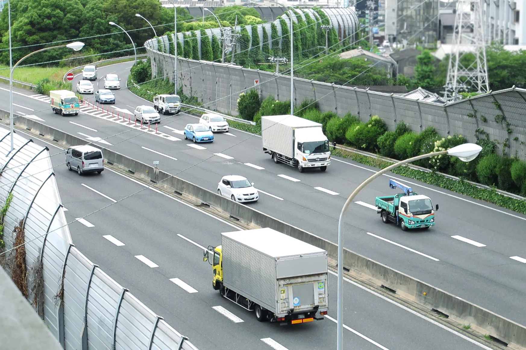 10トントラックは大型免許で運転可能！安全運転を心掛けよう