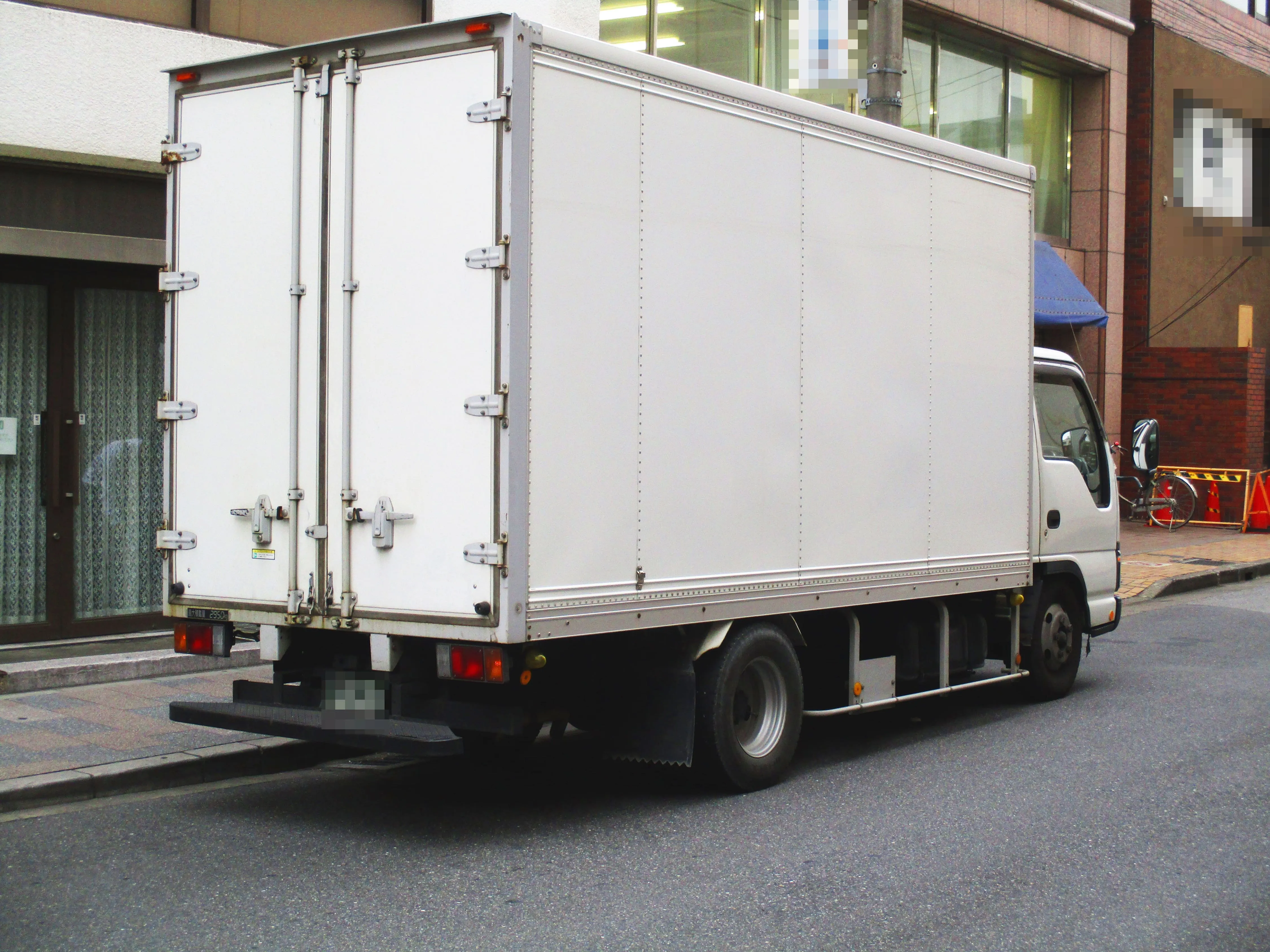 4トントラックを運転するコツと免許の要件
