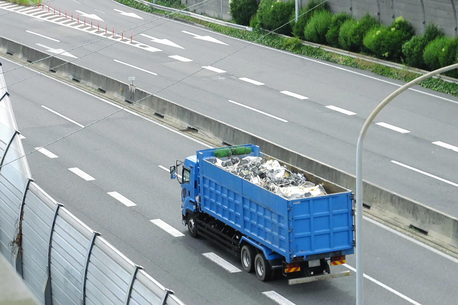 運転するためには普通免許もしくは準中型免許が必要