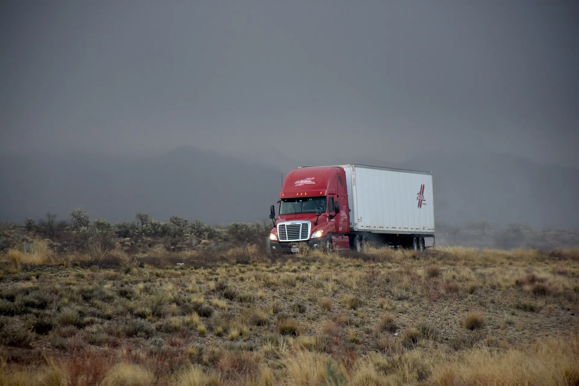 8トントラックには大型免許が必要か増トンによる中型との違いを開設